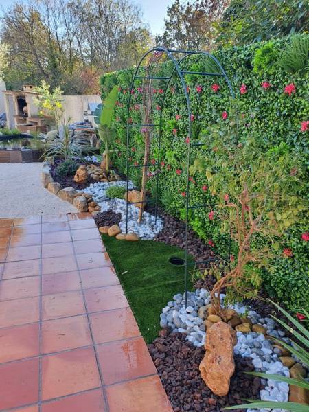 Jardin zen avec haie artificielle sur Toulon