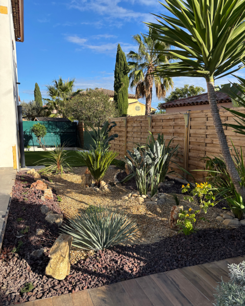 Aménagement de massif sur-mesure et sans entretien avec plantes faciles à Hyères près de La Crau