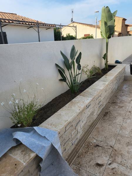 Pose d'un géotextile anti mauvaises herbes