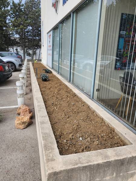 Apport de terre dans les jardinières