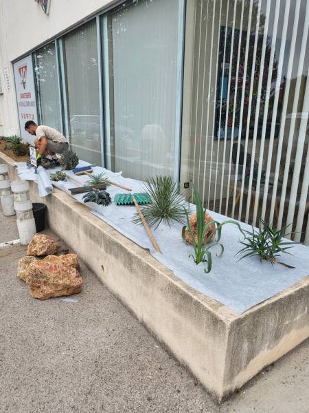 Pose d’un feutre géotexile pour éviter la repousse de mauvaises herbes