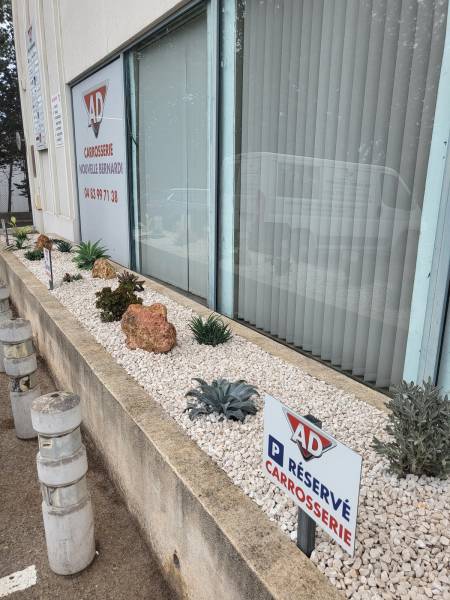 Réalisation d’une grande jardinière avec diverses plantations