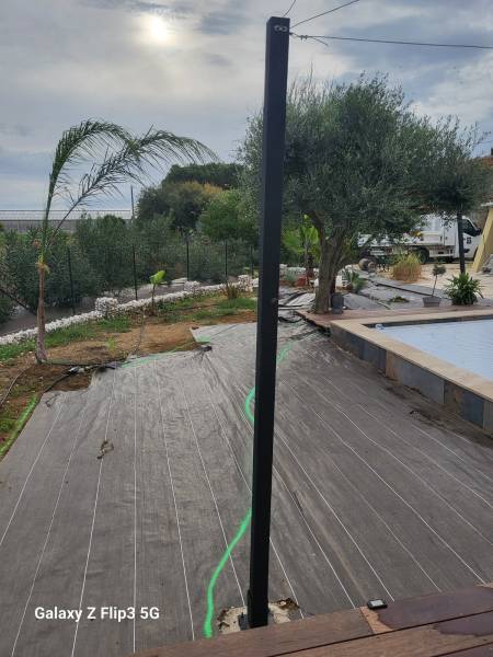 Pose d'une bâche géotextile pour éviter la pousse des mauvaises herbes