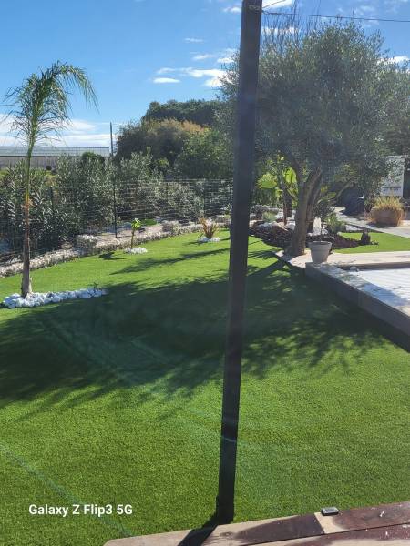 Pose d'un gazon artificiel dans un jardin