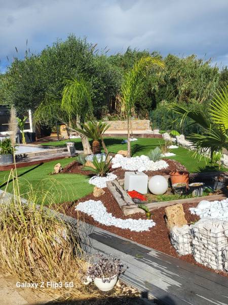 Création d'un massif paysager avec différents minéraux