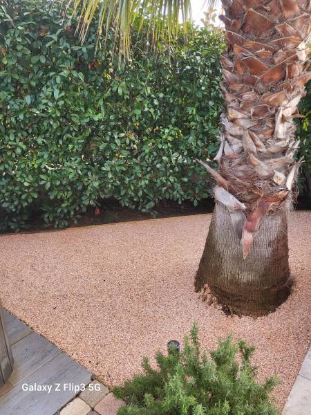 Revêtement extérieur en gravier rose