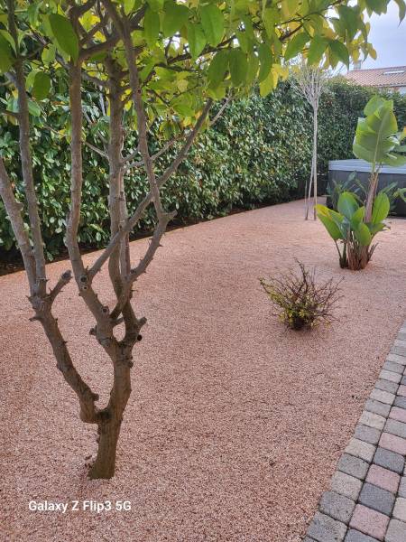 Idée d’aménagement de jardin avec graviers roses, rondins et arrosage automatique à Six Fours les plages près de Sanary sur mer
