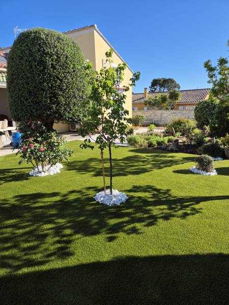 Pose de rouleaux de gazons artificiels dans un jardin