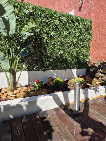 Aménagement d'une jardinière dans un jardin