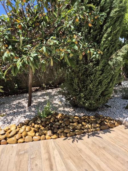 Minéralisation d'un massif dans un jardin à La Crau