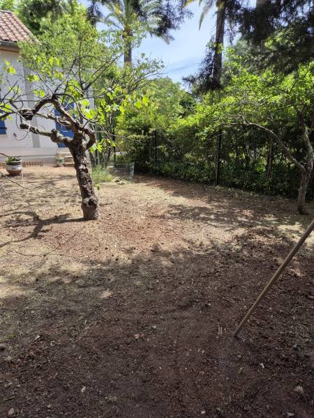 Sol extérieur à recouvrir avec du ballast blanc