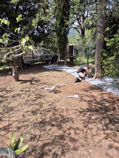 Pose d'une protection géotextile anti repousse