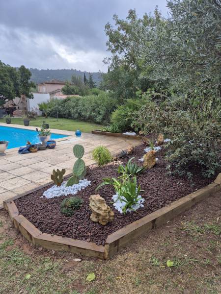 Massif sans entretien avec cactées et plantes grasses