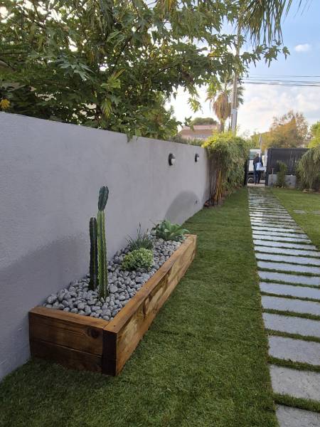 Réalisation d'une jardinière en traverses paysagères et plantation de cactus à Hyères près de La Crau