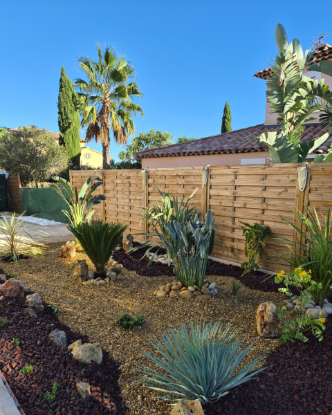 Création d’un massif paysager sur ancienne piscine à Hyères près de Toulon : une transformation esthétique et végétale
