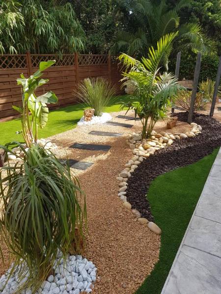 Création d'un espace zen avec minéraux et gazon synthétique à Toulon