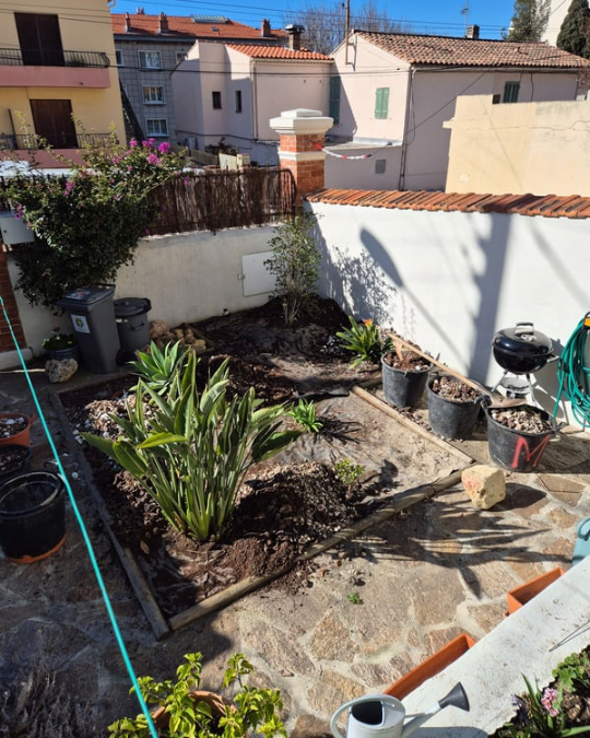Remise en état d'un massif dans un jardin à Toulon