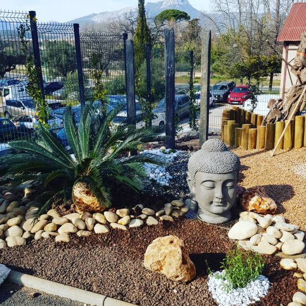 Jardin zen et minéralisé avec Bouddha au Pradet