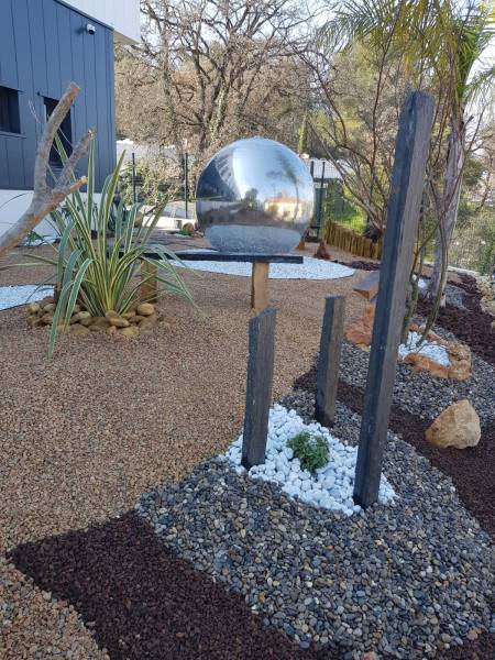 Fontaine en inox et piquet d'ardoise sellés au Pradet