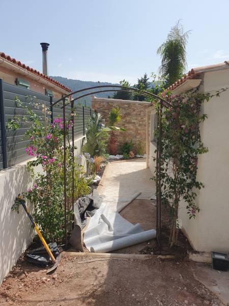 Pose d'un géotextile pour la réalisation d'un faux gazon à Hyères près de Toulon