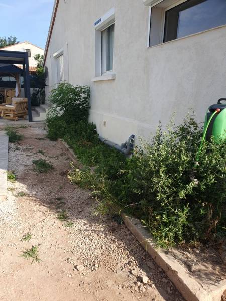 Nettoyage d'un jardin avant la réalisation d'un aménagement paysager