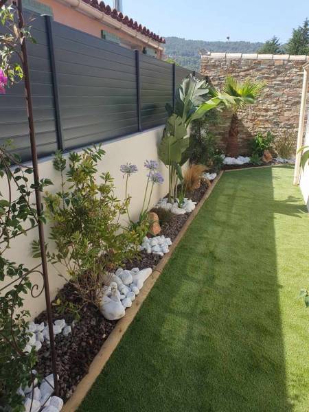 Pelouse synthétique et massif paysager