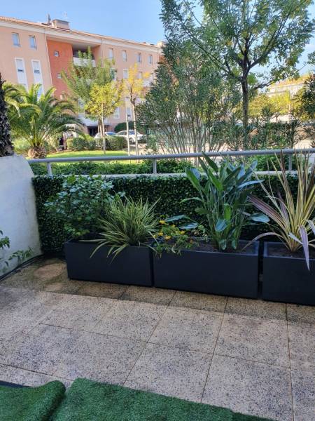 Jardinières et végétalisation de l'espace à Hyères dans le département du Var
