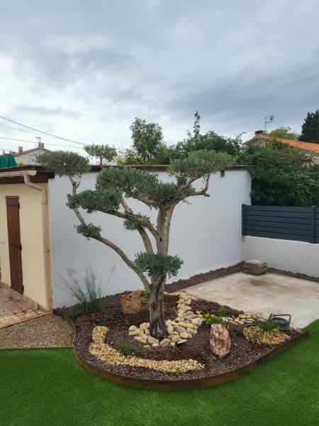 Création de massif moderne avec des pierres décoratives à Ayguade Hyères 83