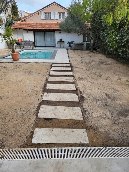 Pose de pelouse naturelle en rouleau pour plage de piscine à Toulon Var