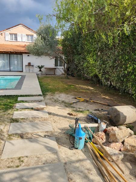 Pose de pelouse naturelle en rouleau pour plage de piscine à Toulon Var