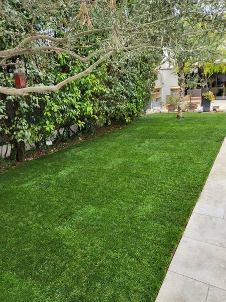 Pose de pelouse naturelle en rouleau pour plage de piscine à Toulon Var