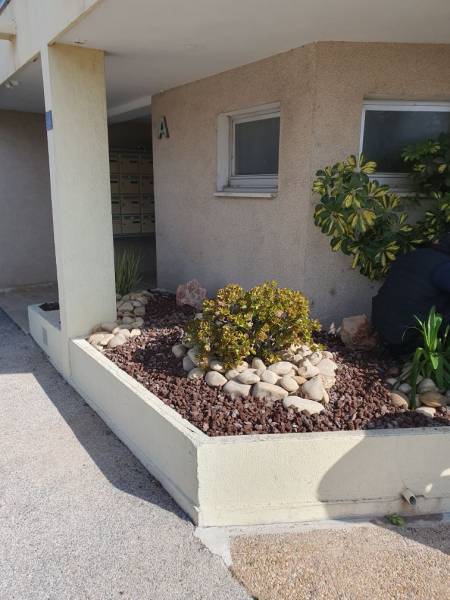 Aménagement de jardinière extérieure pour un immeuble en copropriété à Hyères