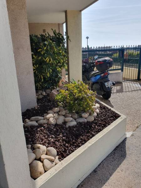 Aménagement de jardinière extérieure pour un immeuble en copropriété à Hyères