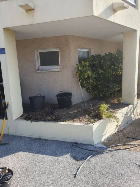 Aménagement de jardinière extérieure pour un immeuble en copropriété à Hyères
