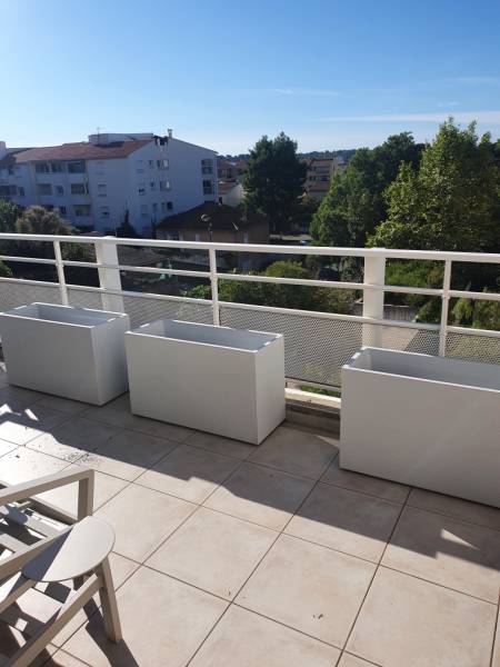 Mise en place des jardinières sur la Vallette du Var