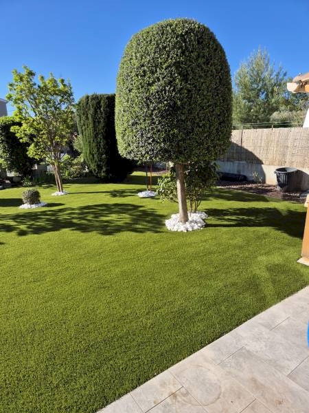 Notre zone d'activité pour ce service Pose de gazon synthétique sur terre à Le Pradet proche de Carqueiranne