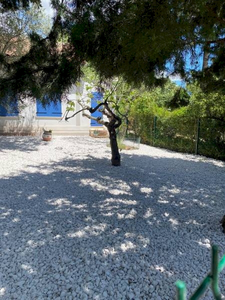 Notre zone d'activité pour ce service Pose de gazon synthétique sur terre à Toulon 83 dans le Var